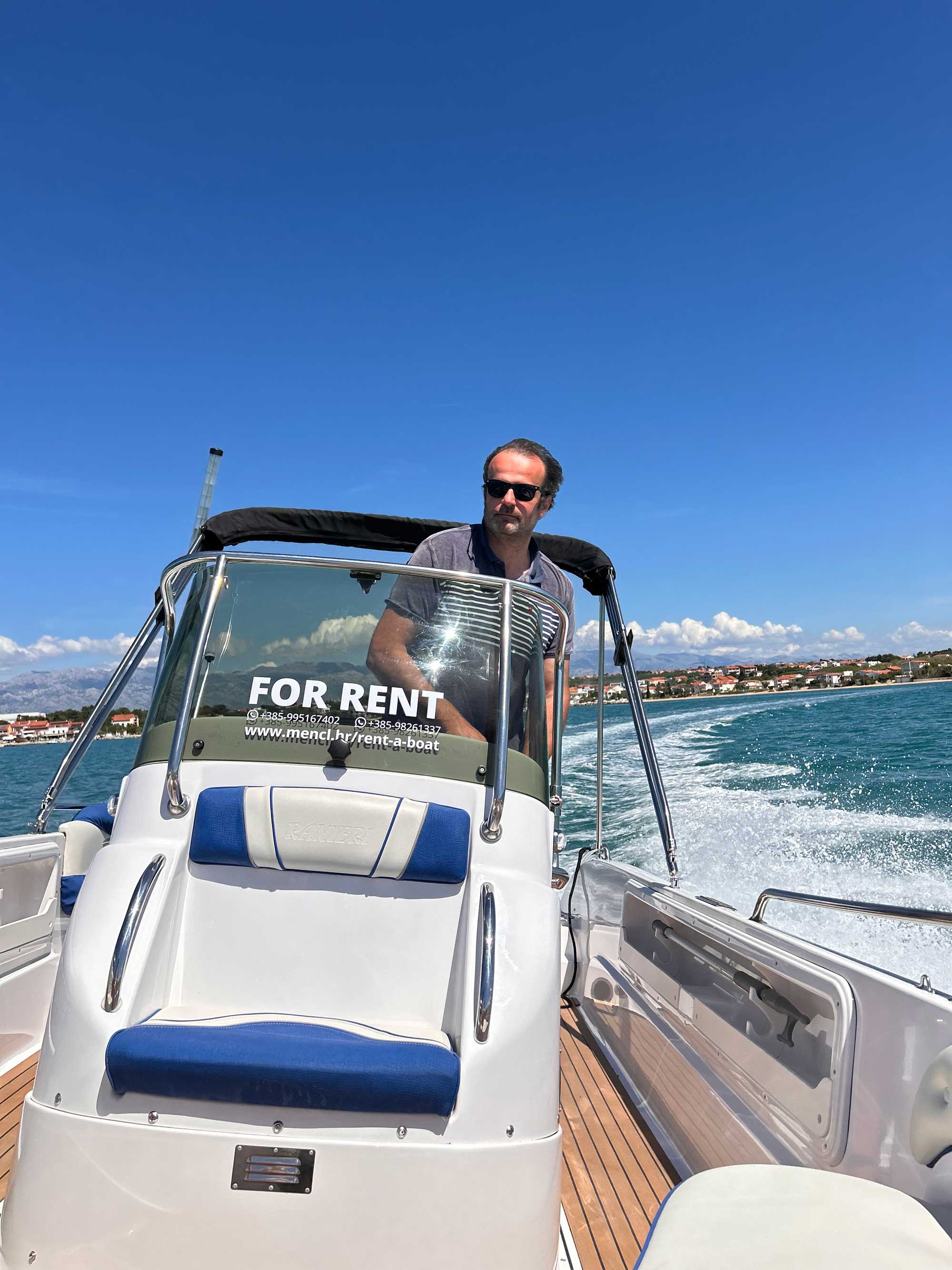 Raineri Voyager 22 Nin rent a boat
