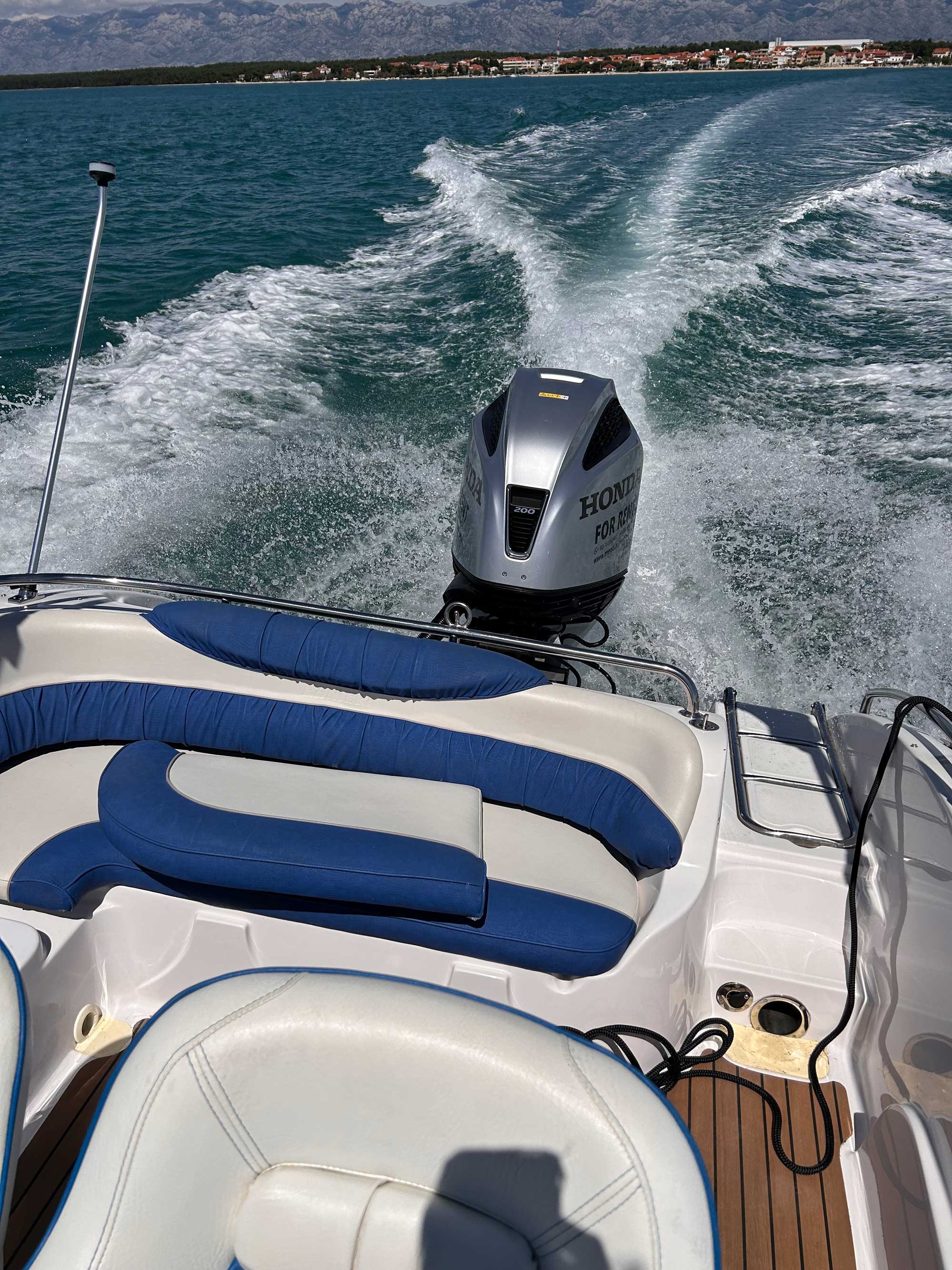 Raineri Voyager 22 Nin rent a boat Raineri Voyager 22 Nin rent a boat and Honda 200 HP